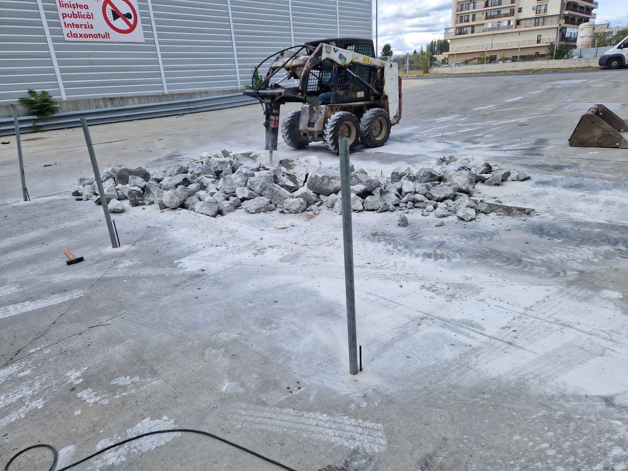 Nisip pietriș balast beton concasat bobcat miniexcavator taiere beton