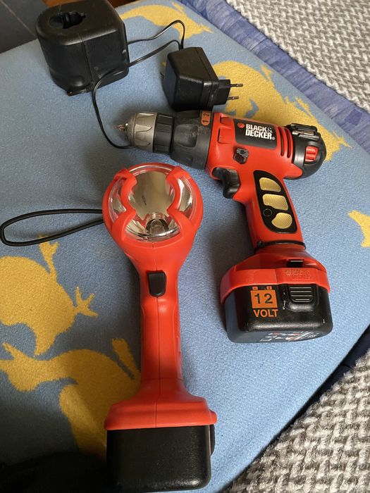 Set Masina de gaurit si lanterna cu 2 acumulatori si incarcator