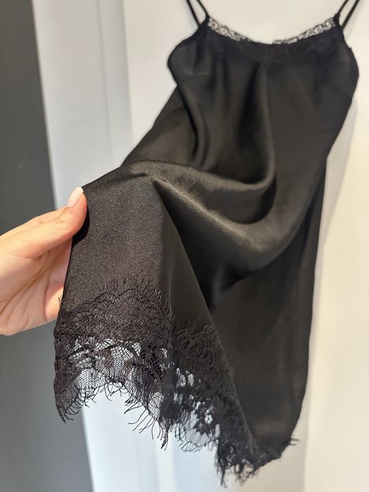 Нова сатенена рокля С размер, с дантела