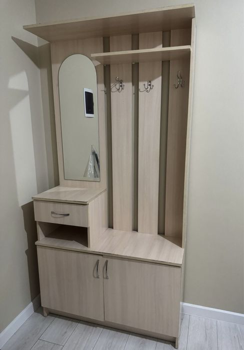 Продается шкаф в прихожую