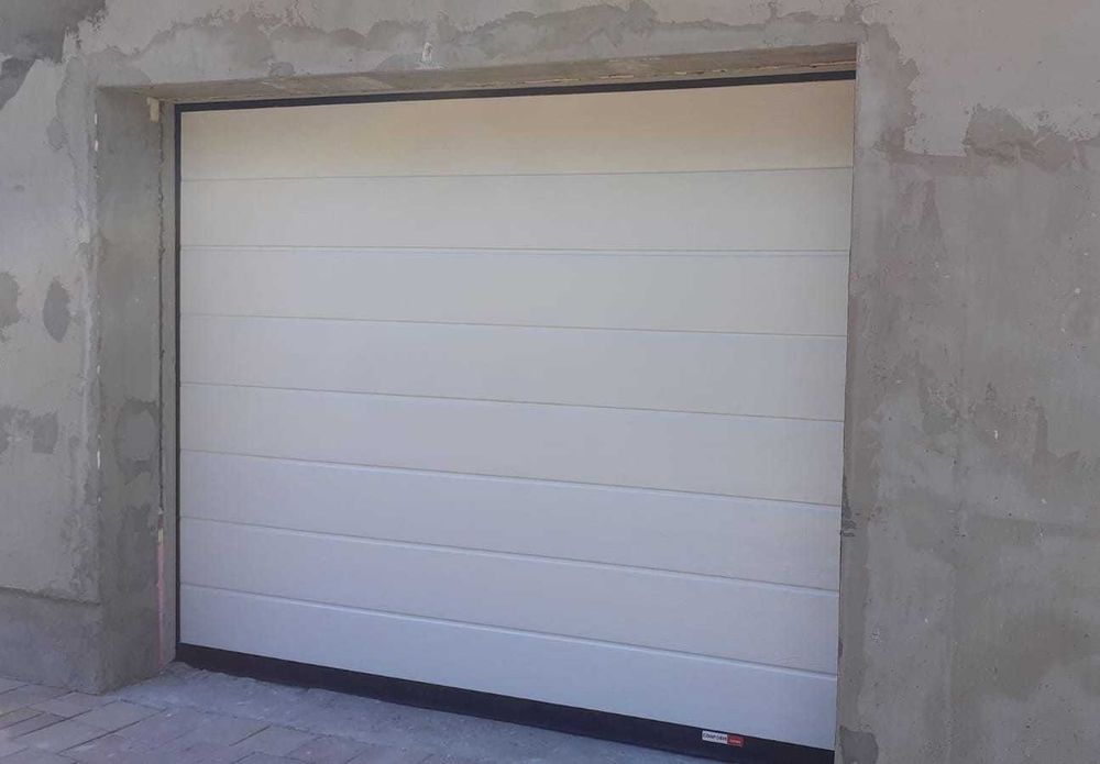 Usa garaj sectionala 2500x2350 pe alb, cu automatizare
