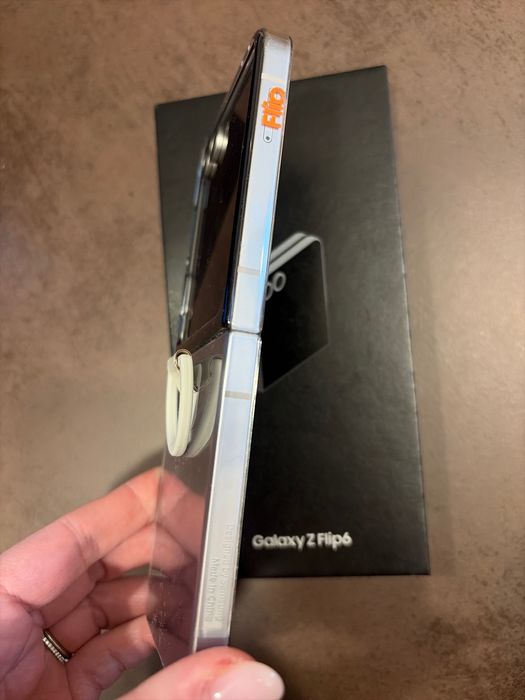Samsung Galaxy Z Flip6