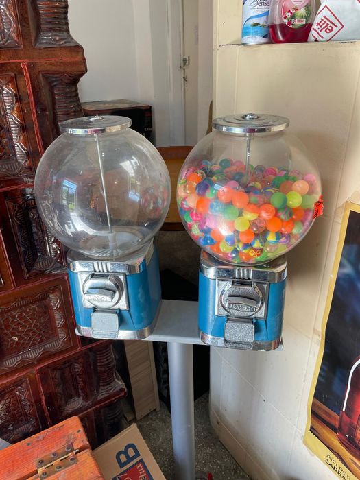 Automat pentru mingi și jucării