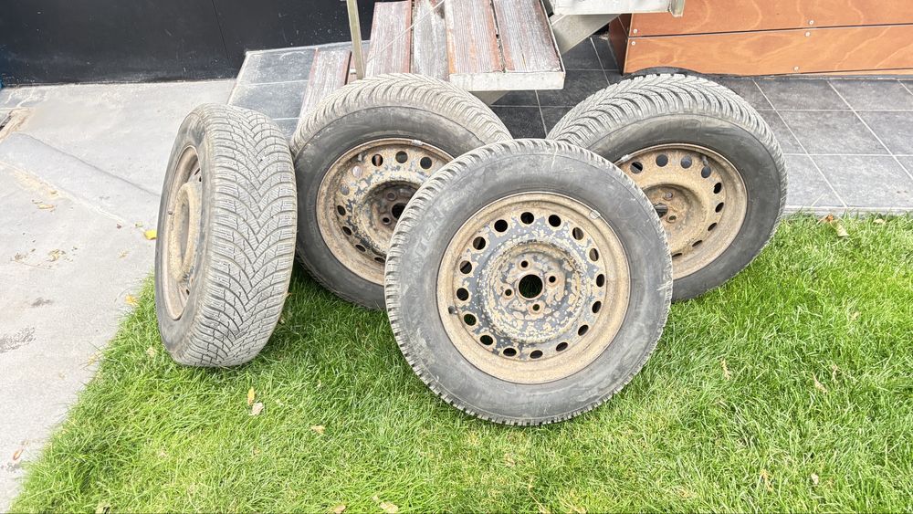 Почти нови зимни гуми Firestone Winterhawk 4,  195/65/15, DOT 2523