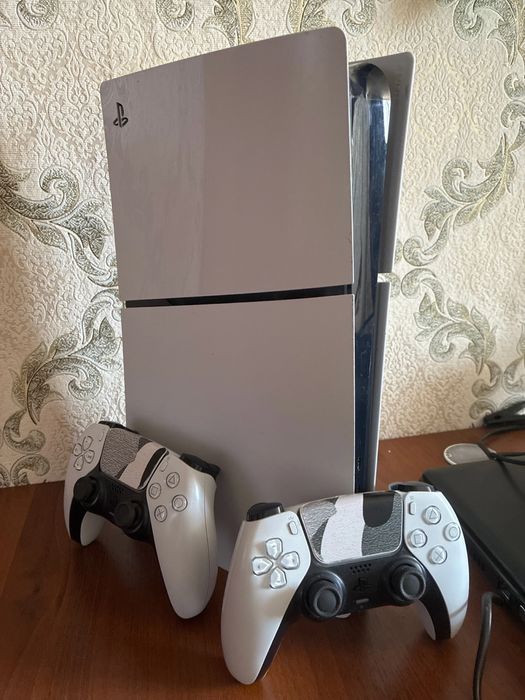 PS 5 slim, с двумя джойстиками