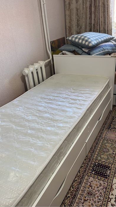 Детская кровать в хорошем состоянии, матрас внизу шкафчики есть