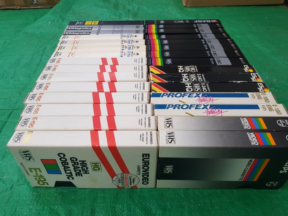 Vând 30 casete video BASF VHS,colectie din anii 1970 -1990 cu filme