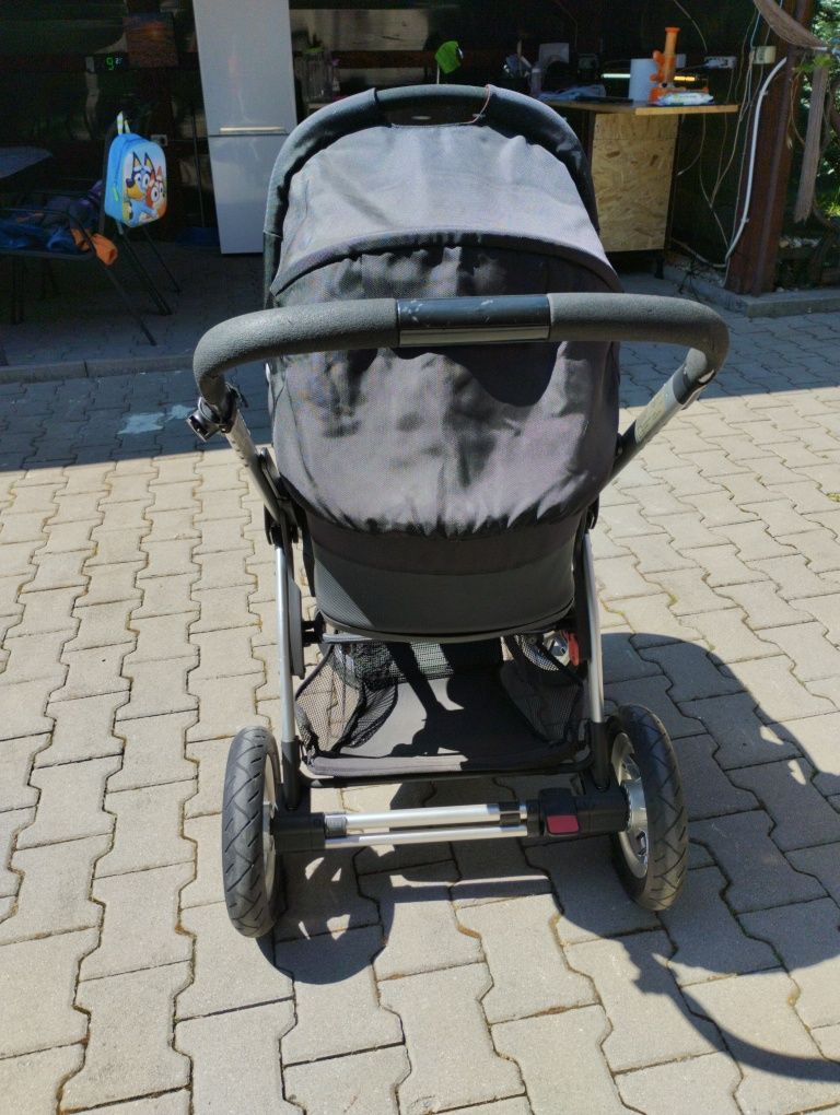 Vând doua cărucioare, cel negru 100 de lei și cel vișiniu 70 de lei