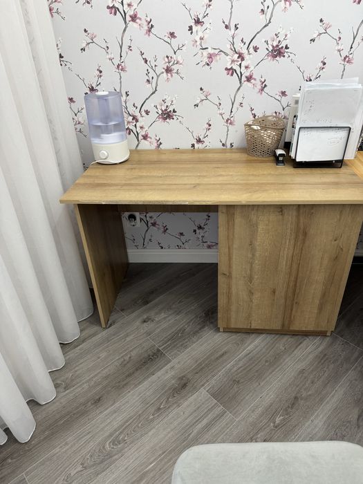 Продам письменный стол с тумбой