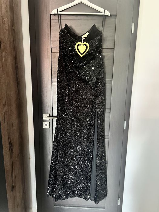 Продавам черна рокля с блестящ ефект за повод