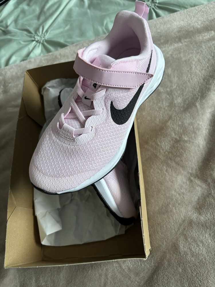 Adidasi Nike noi pentru copii