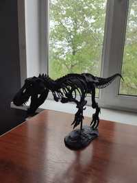 Динозавр из пластика