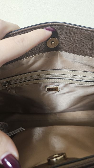 Оригинална чанта на марката Guess