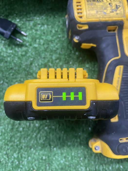 Безчетков ударен винтоверт Dewalt DCD795 с батерия 2ah,зарядно и куфар