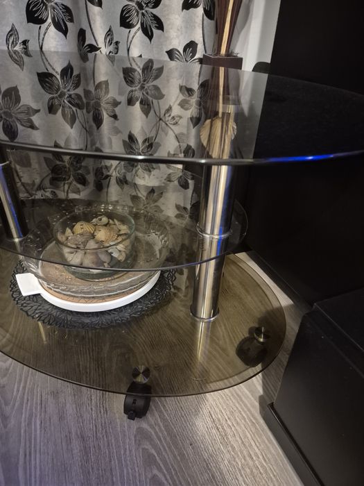 Masă din sticlă cu 3 nivele – elegantă și practică