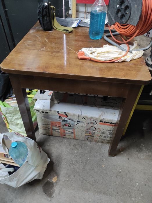 Vand mobila veche,dulapuri,noptiere,cutii de lemn,sufragerii etc Ploie