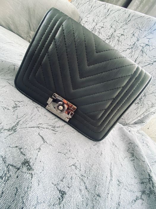 Малка черна чанта