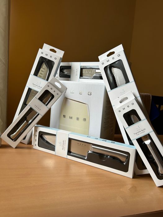 Блок с 6 броя ножа SMEG + подарък 4 броя стек ножа!