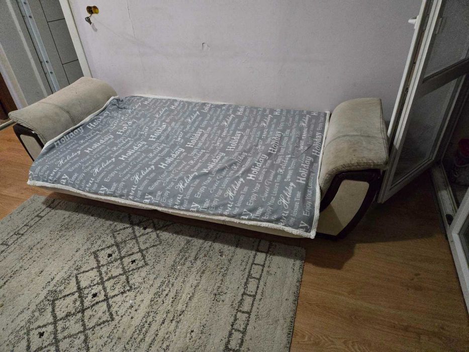 ПОДАРЯВАМ триместен диван