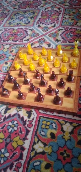 Шахматы янтарный  новые  полированный