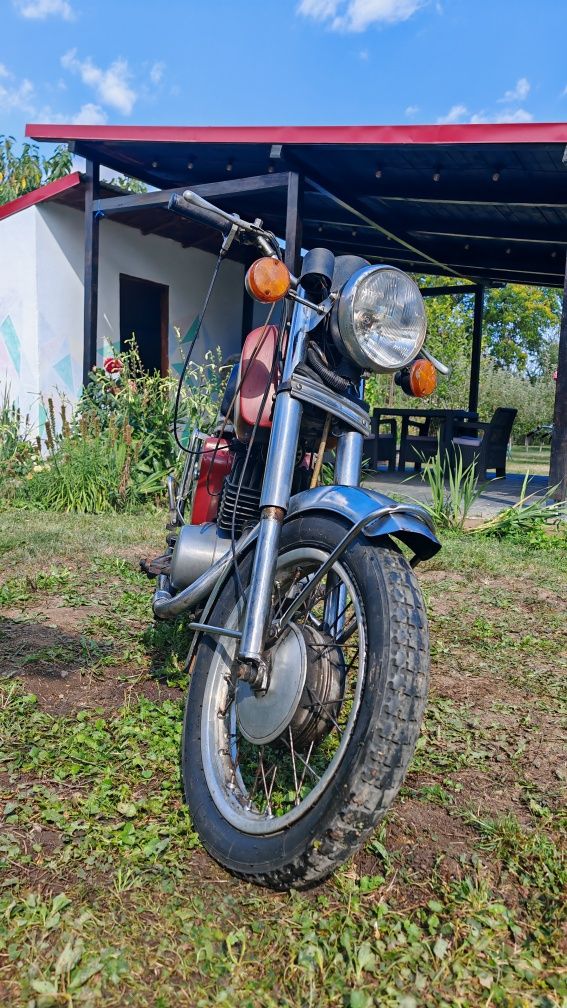 Motocicleta MZ 250 cu usoare modificari
