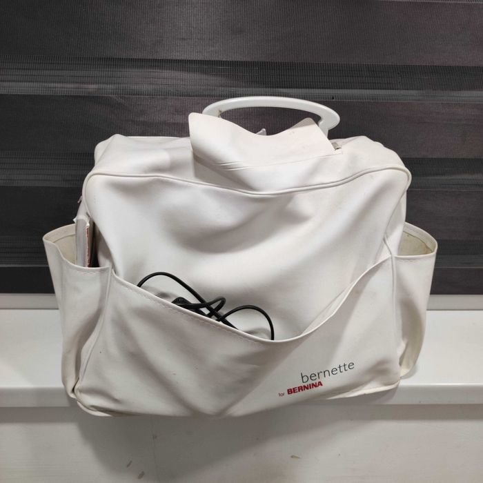 Mașina de cusut Bernette by Bernina Elvetia