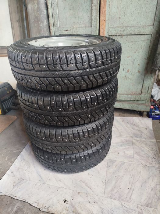 Продам резину шипованую с дисками на ваз
