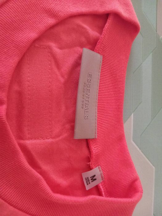 Продавам T-shirt Essentials coral red