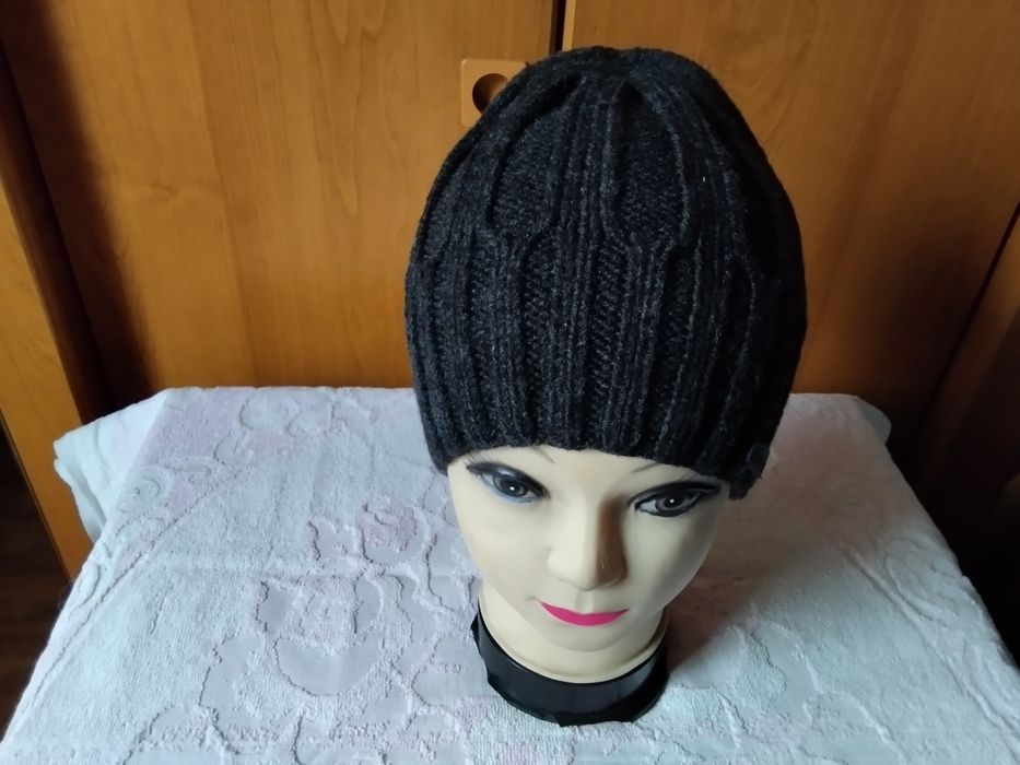 Продаю шапки женские и  одна мужская.