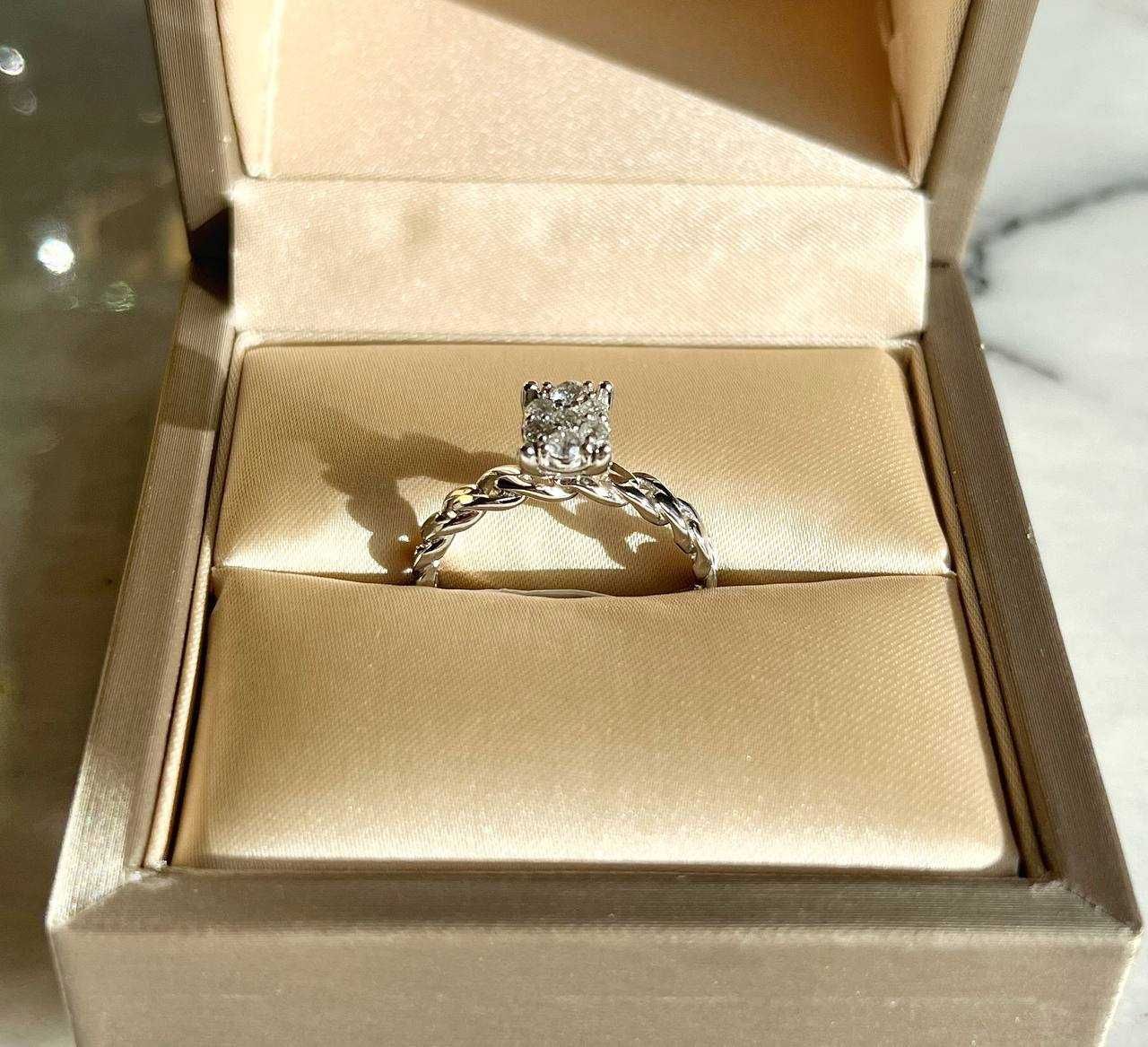 Золотое кольцо с бриллиантами из белого золота. Кольцо с бриллиантом.