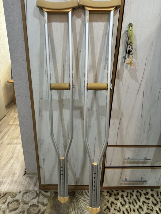 Продам Костыли подмышечные потчти новый 9000