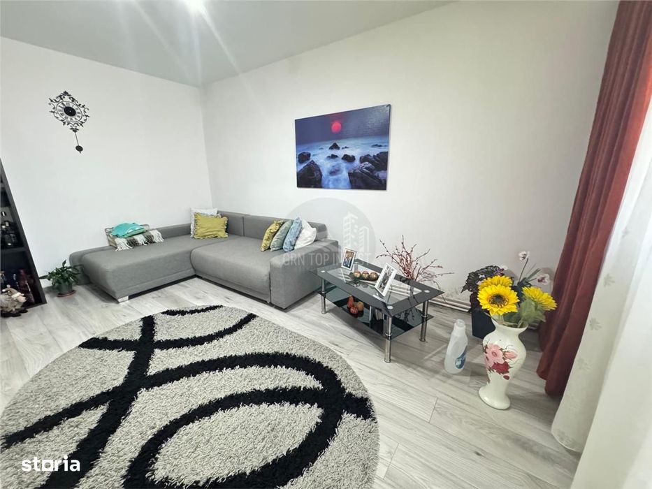 Apartament decomandat 3 camere balcon pivnita zona Vasile Aaron