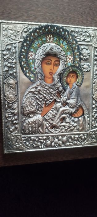 Icoan  pe lemn pictat cu foiță aur vechi . Și una placata argintat.