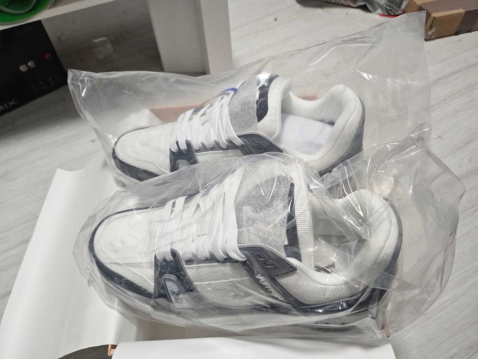 LV arch light sneaker