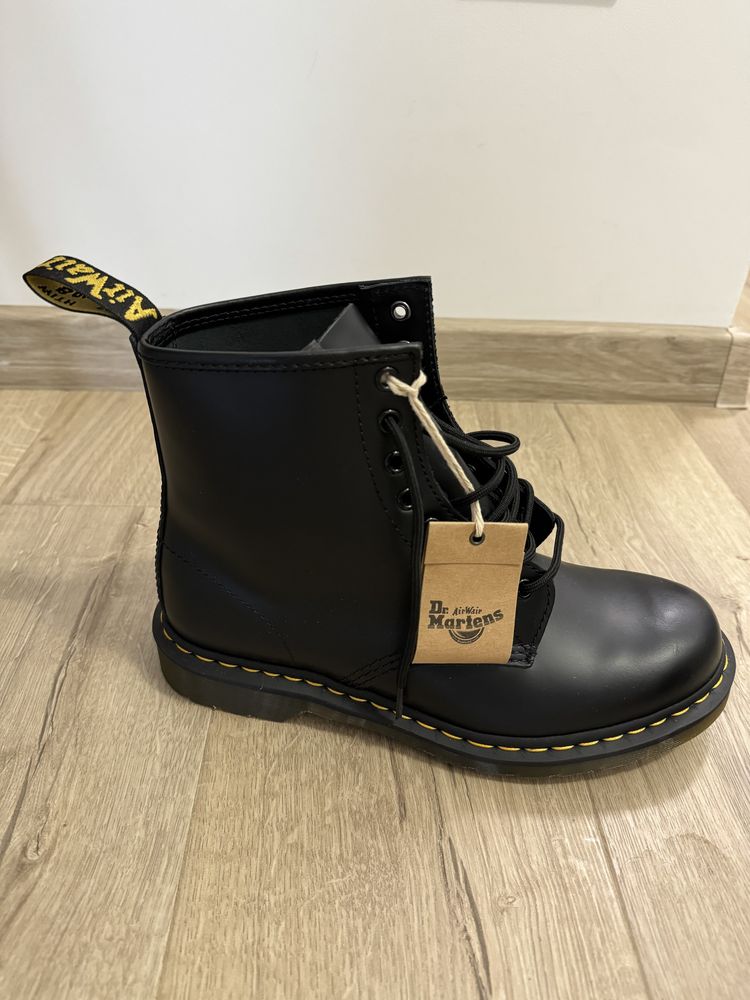 Ghete DR. MARTENS cu sireturi