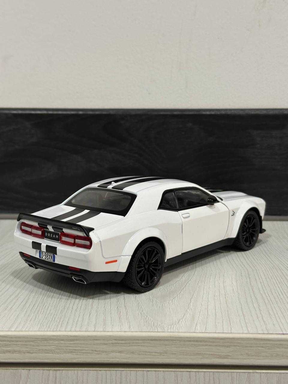 Dodge challenger metall model 1:22 black ,white