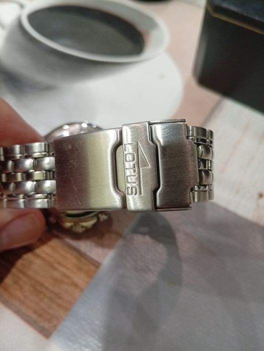 Часовник Lotus неизползван