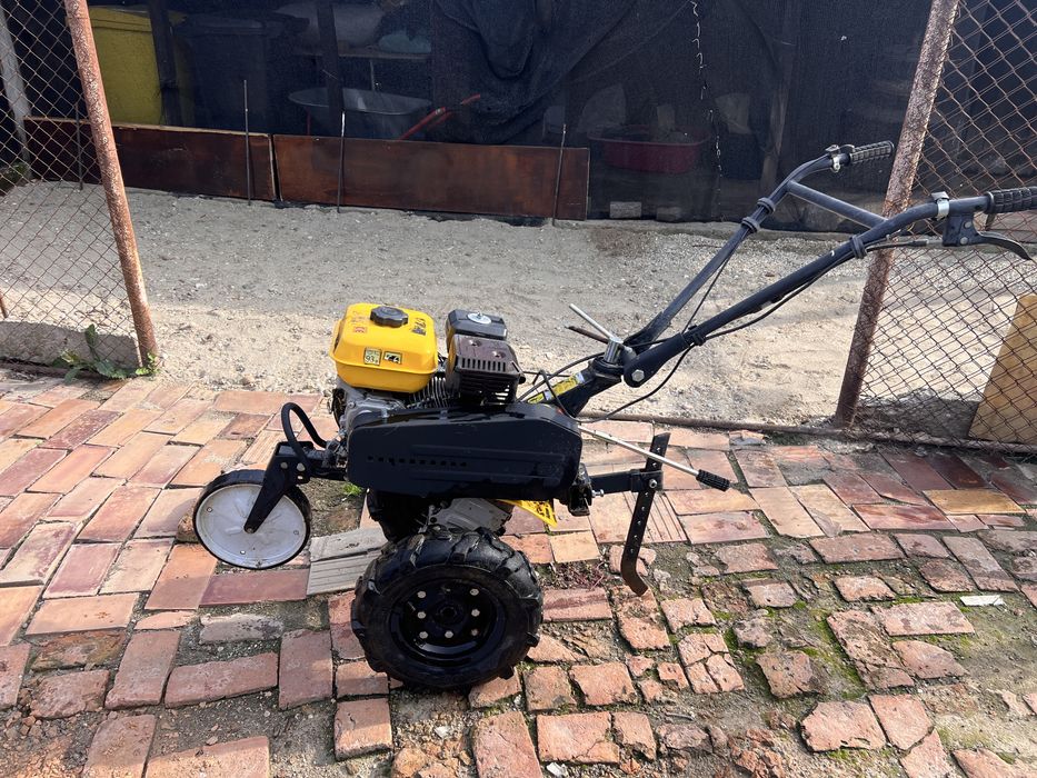 Motocultor cu remorcă