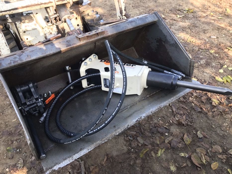 Închiriez miniexcavator E19 NOU cu picon miniescavator excavatoare