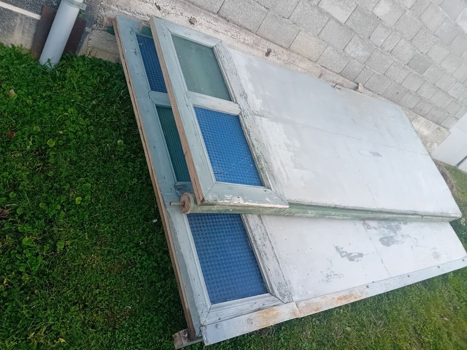 Vând poarta din lemn în stare foarte buna