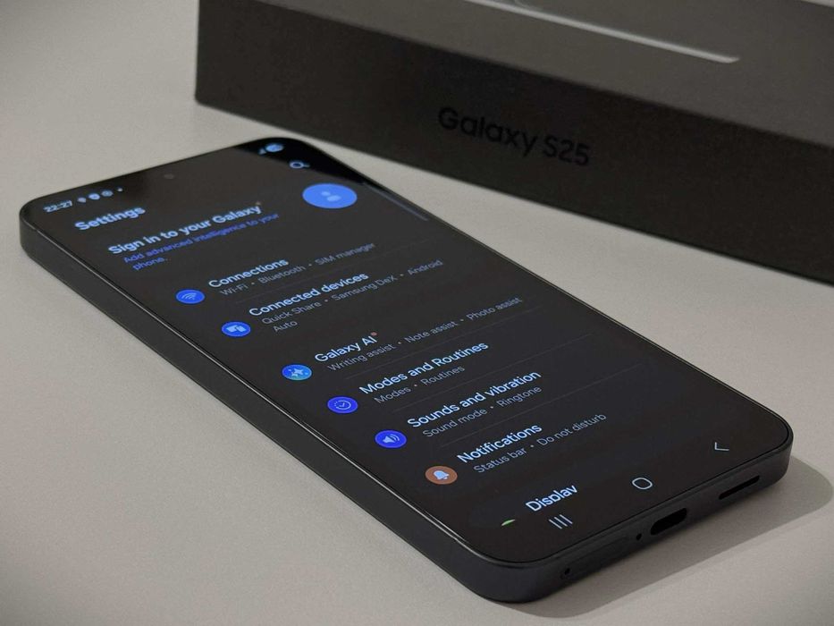 Бартер! Нов! Galaxy S25 256/12GB BlueBlack (Черен) + Адаптер