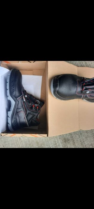 Vând două perechi de Bocanci Drumetii.