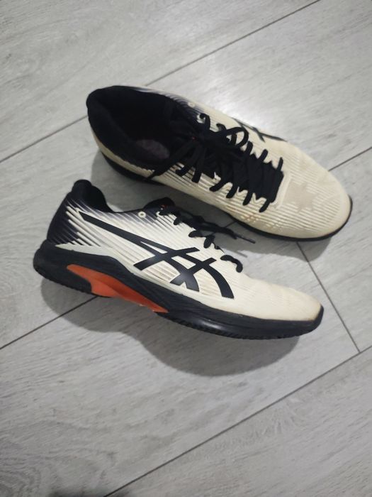 Vând papuci Asics