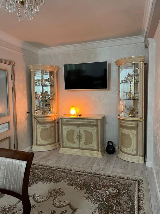 Шкаф витрина в зал