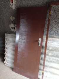СОЛИДНА метална врата с лице МДФ с размери 1890х800 и первази 1890х800