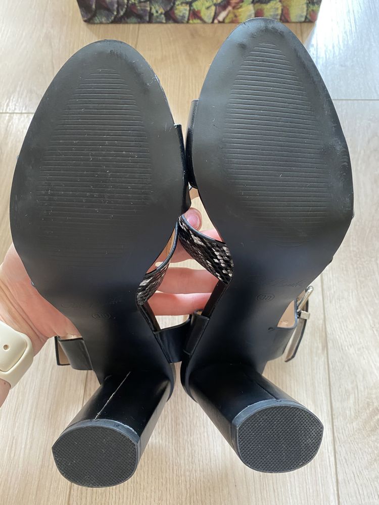 Черни сандали с дебел ток