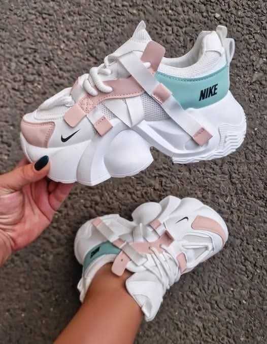 Дамски апрески с пух и връзки