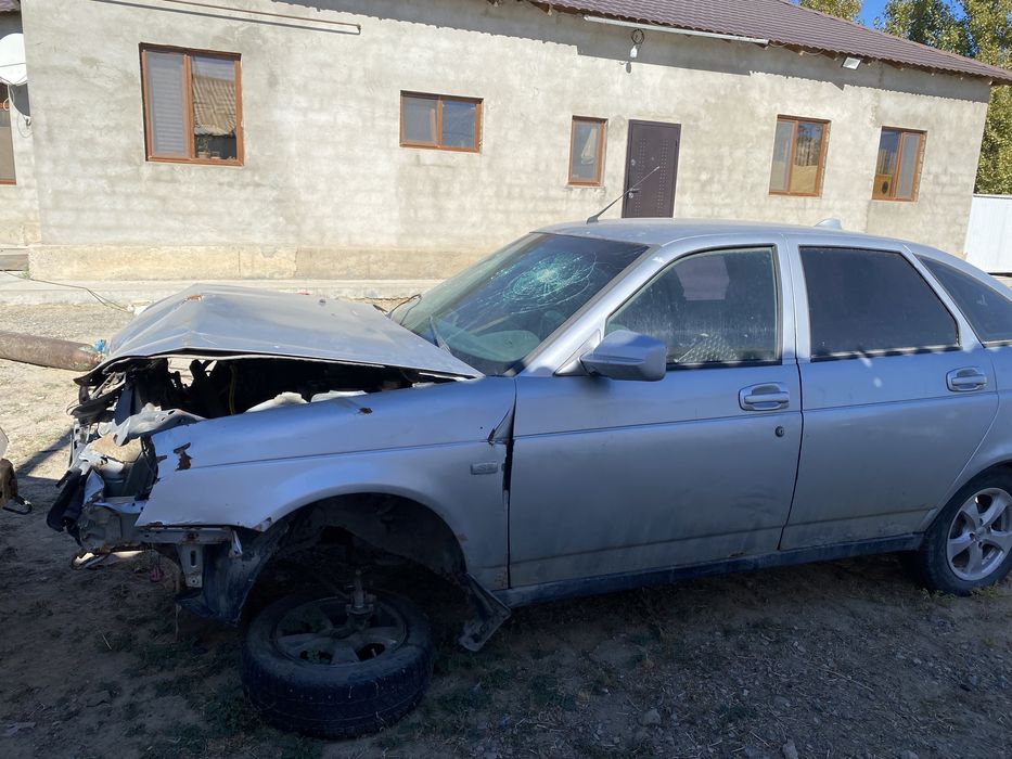 Приора хетчбек бутарланп сатылыт матор кызып тур