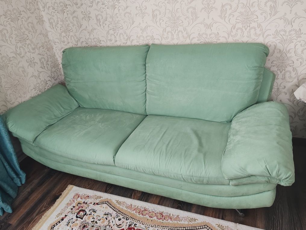 срочно продам диван и кресло