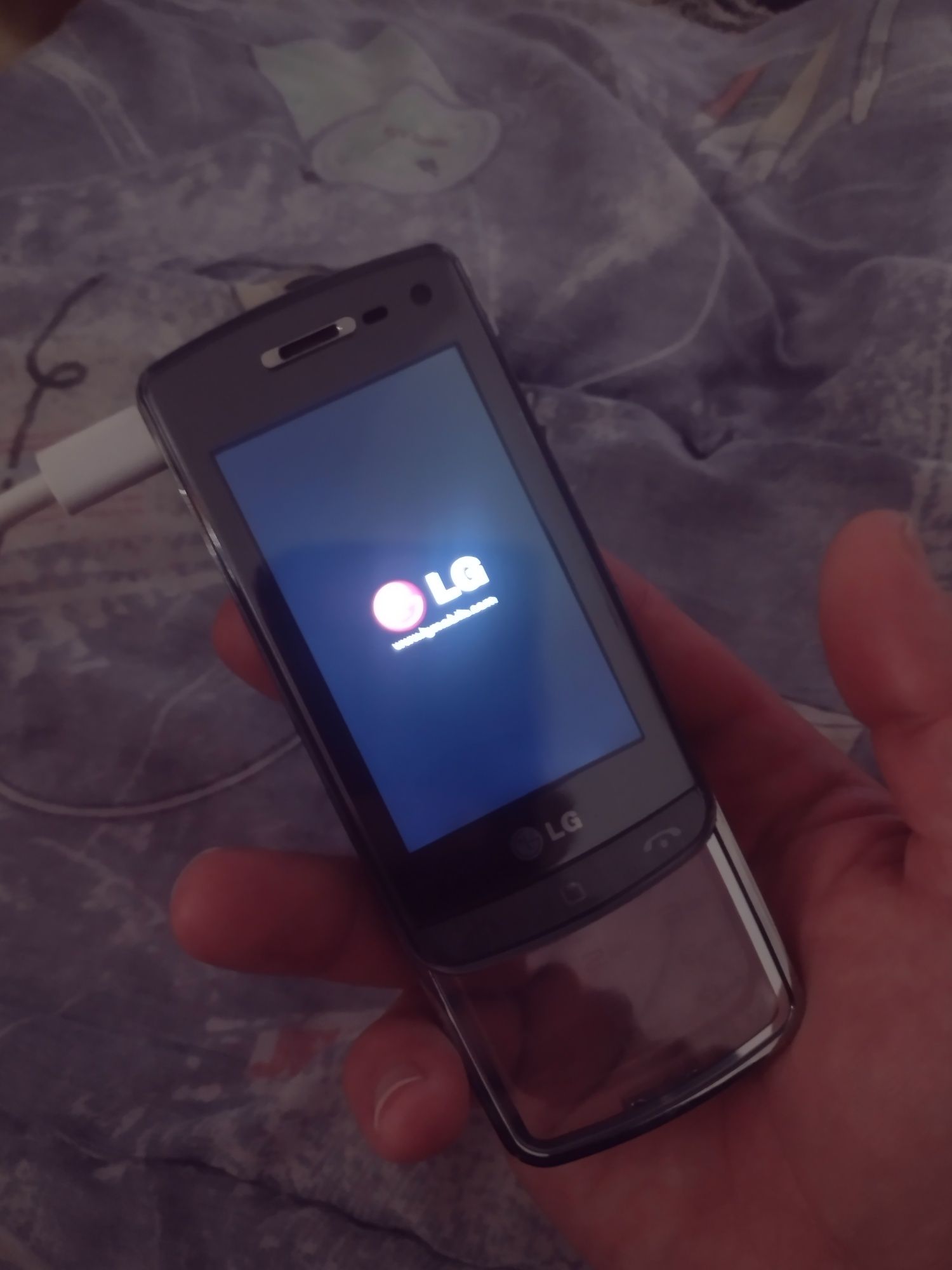 Уникален телефон LG Transparent